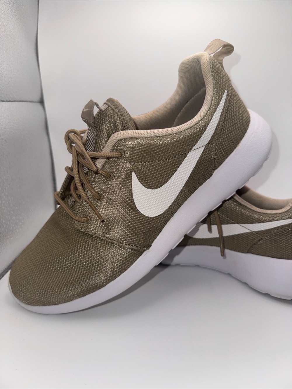 Nike Roshe One Khaki Tan White Sneakers Men’s Size 8.5 Running Shoes 511881-203